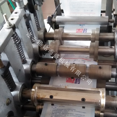 膏药四边封包装机操作简单吗？